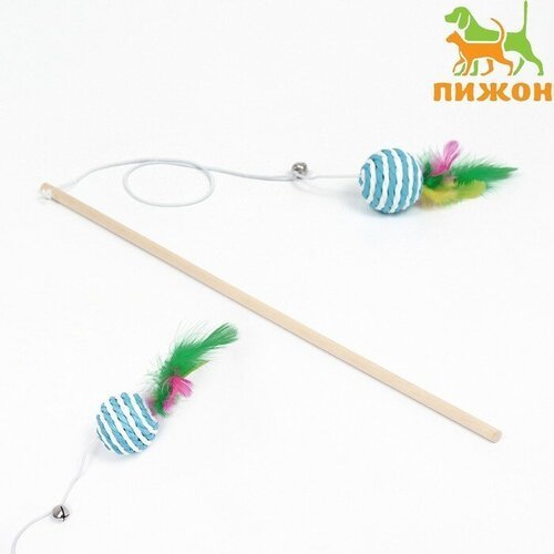 Дразнилка-удочка с плетёным шариком и цветными перьями на деревянной ручке, голубой
