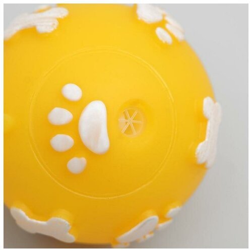 Мячик пищащий ТероПром 6244390 “Лапки” для собак, 5,5 см, жёлтый